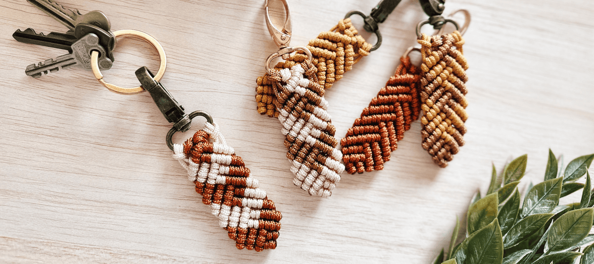 How to make the prettiest macrame keychain (with zero experience ...