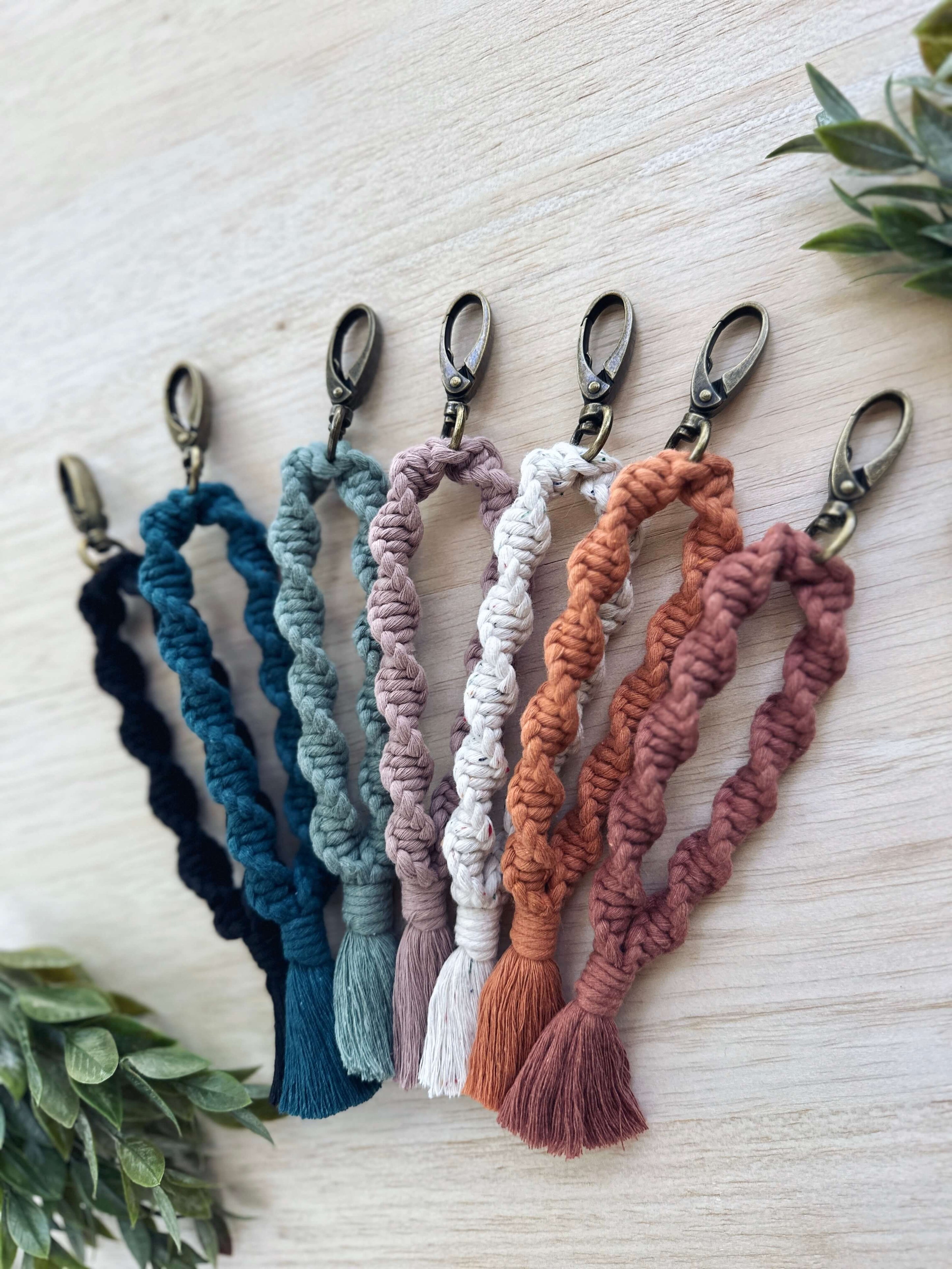 Macrame Wristlet Keychain Pattern | Beginner | Helix – Manifold Witness